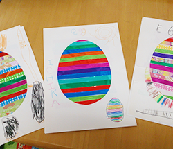 卵型の枠の中にいろとりどりの色を塗って英語を覚える